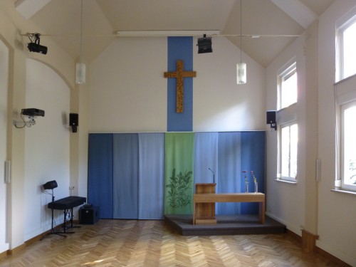 Altar, Lesepult, Wandkreuz, Textilgestaltung, Fenstergestaltung